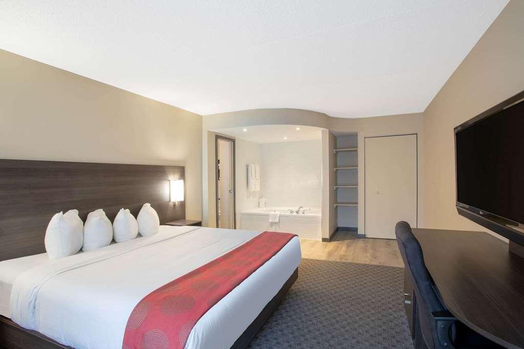 Quality Inn & Conference Centre Kingston Central Zimmer foto