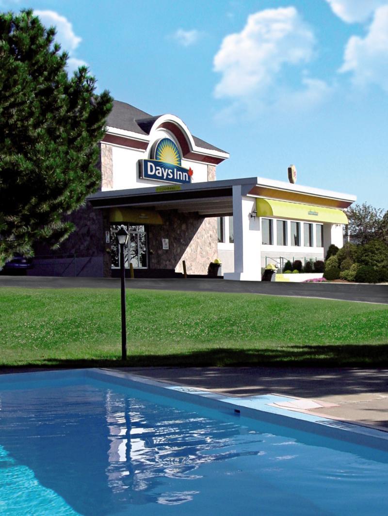 Quality Inn & Conference Centre Kingston Central Exterior foto